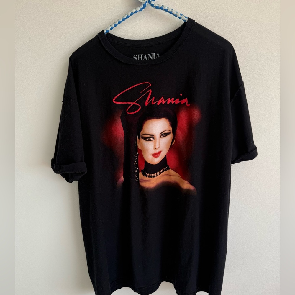 Man I feel like a women
Shania Twain Tshirt 
💯 cotton
2xl